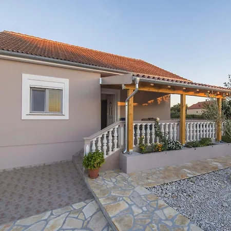 Σπίτι διακοπών Near Zadar With Private Pool Islam Latinski