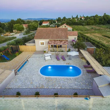 Charming With Private Pool Islam Latinski